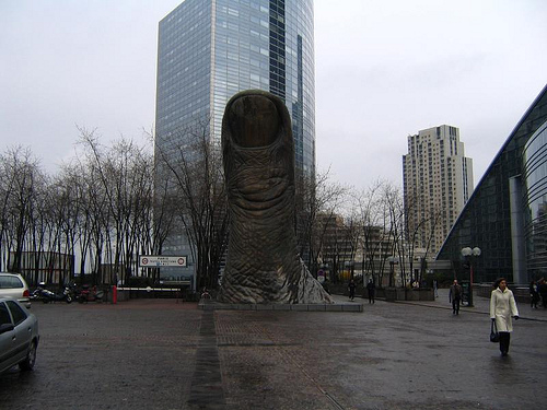 Big Thumb Statue, Paris